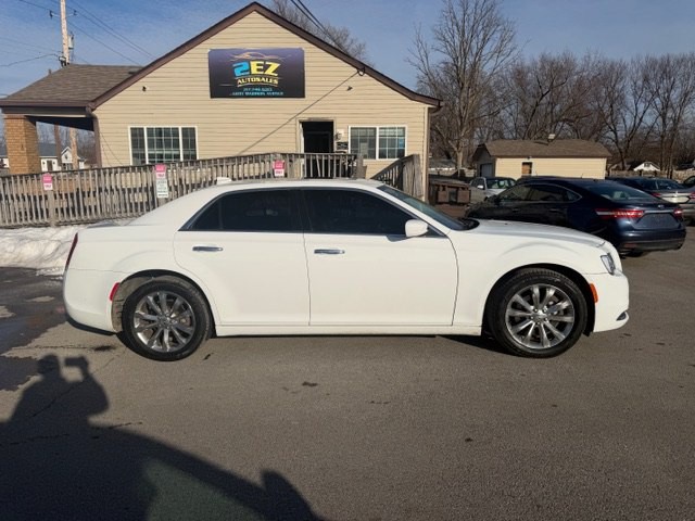 2019 Chrysler 300 Image 2