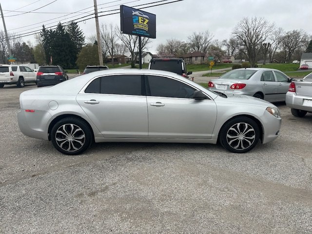 2011 Chevrolet Malibu Image 2
