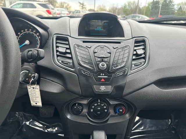2016 Ford Fiesta Image 12