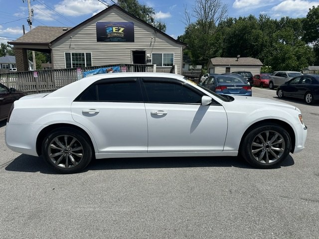 2014 Chrysler 300 Image 2