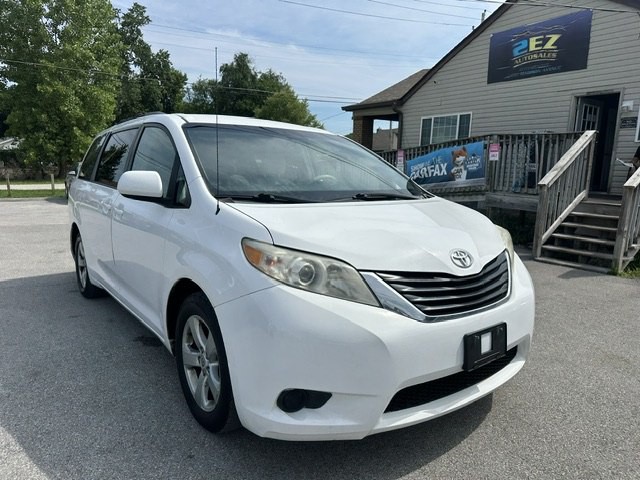 2013 Toyota Sienna Image 1