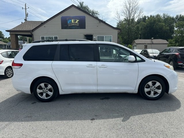 2013 Toyota Sienna Image 2