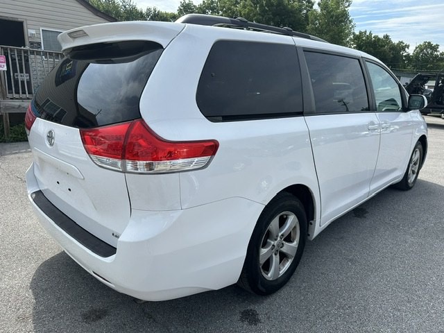 2013 Toyota Sienna Image 3