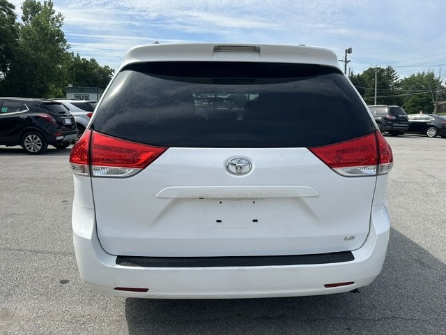 2013 Toyota Sienna Image 4