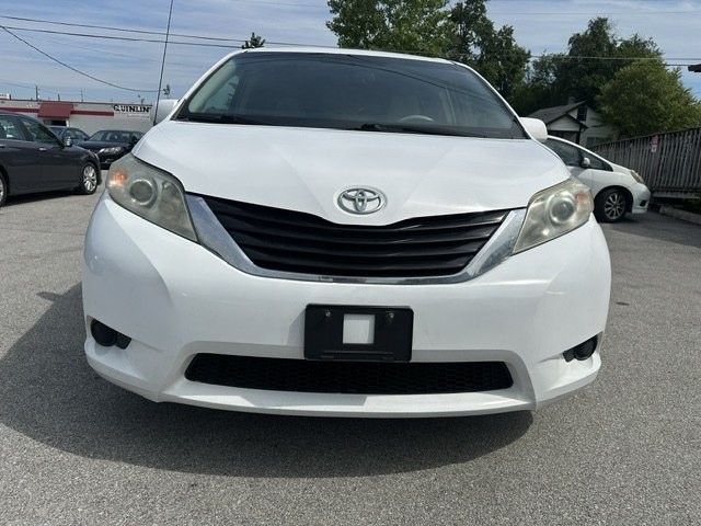 2013 Toyota Sienna Image 8