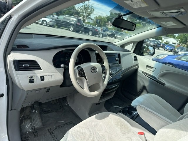 2013 Toyota Sienna Image 9
