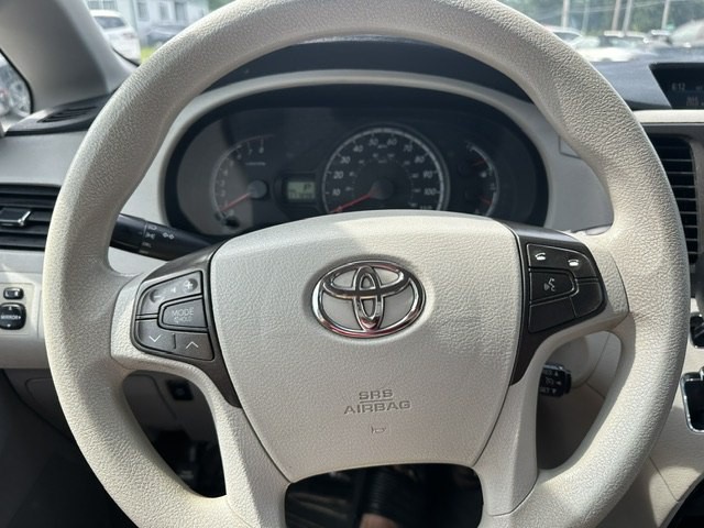 2013 Toyota Sienna Image 11