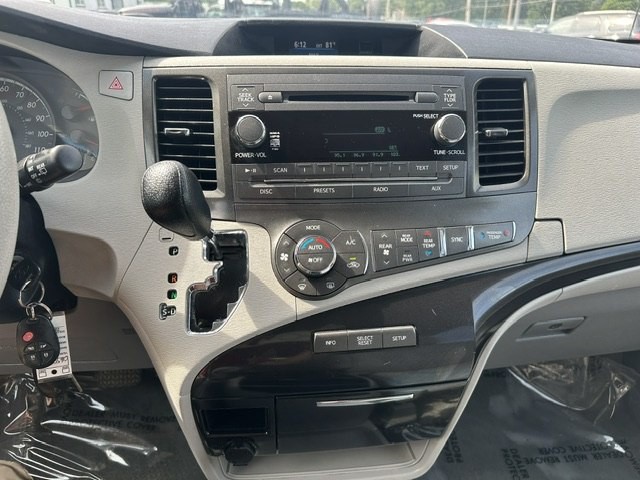 2013 Toyota Sienna Image 12