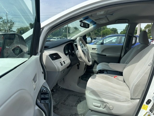 2013 Toyota Sienna Image 15