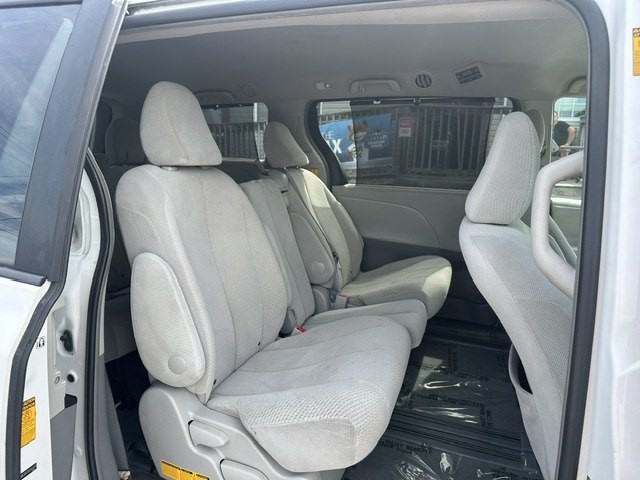 2013 Toyota Sienna Image 18