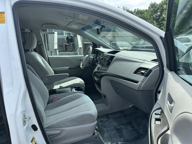 2013 Toyota Sienna Image 19
