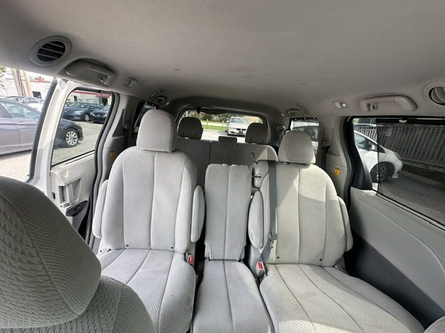 2013 Toyota Sienna Image 21
