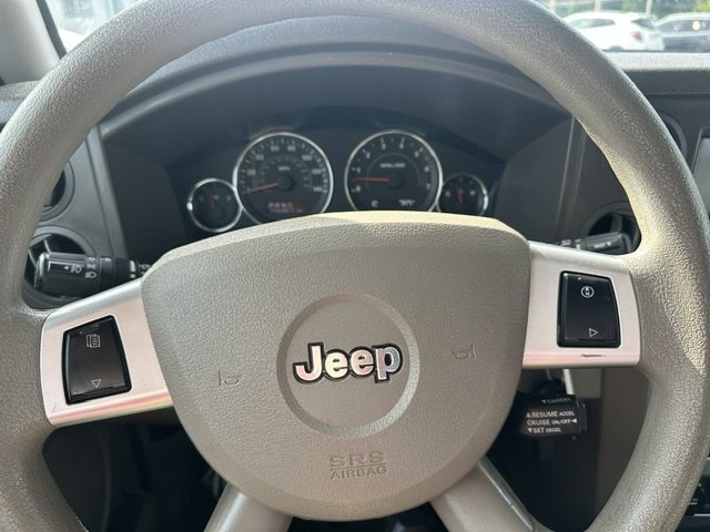 2010 Jeep Commander Image 11