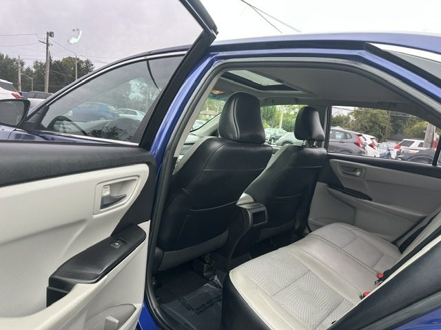 2016 Toyota Camry Image 18