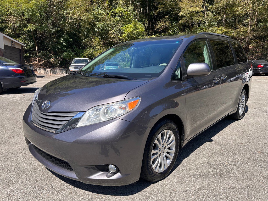 2011 Toyota Sienna Image 3