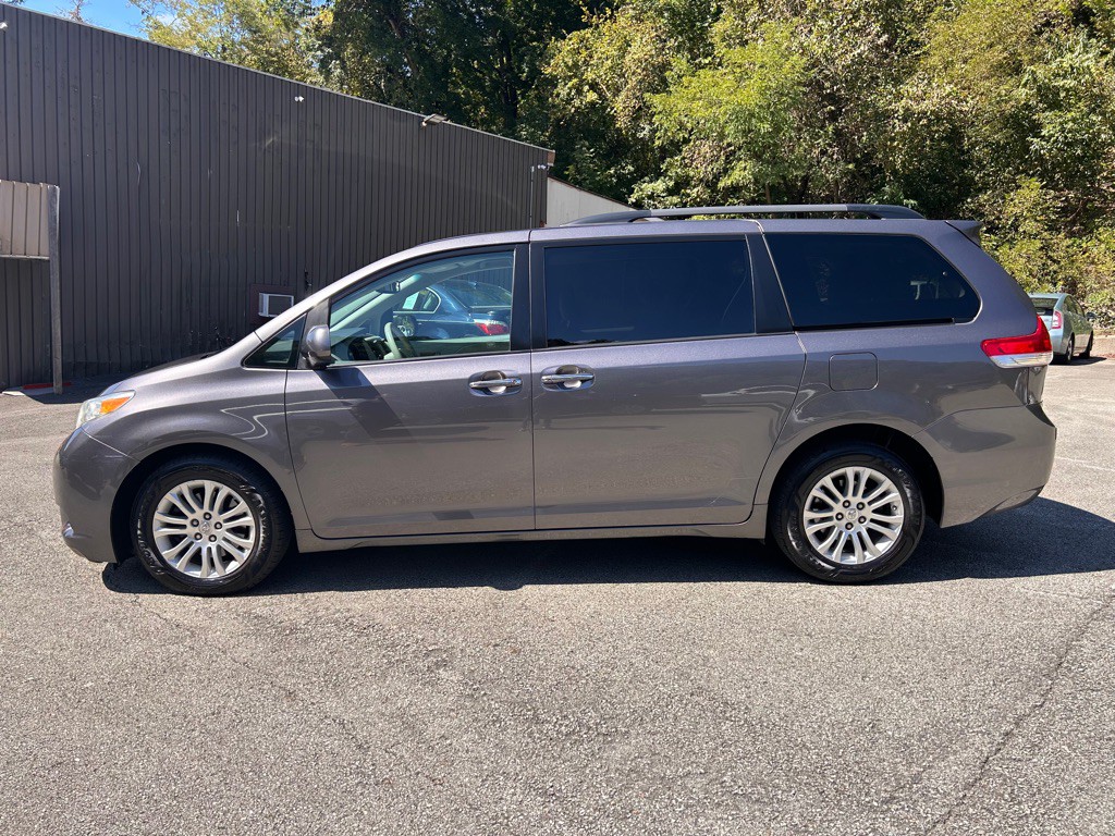 2011 Toyota Sienna Image 4
