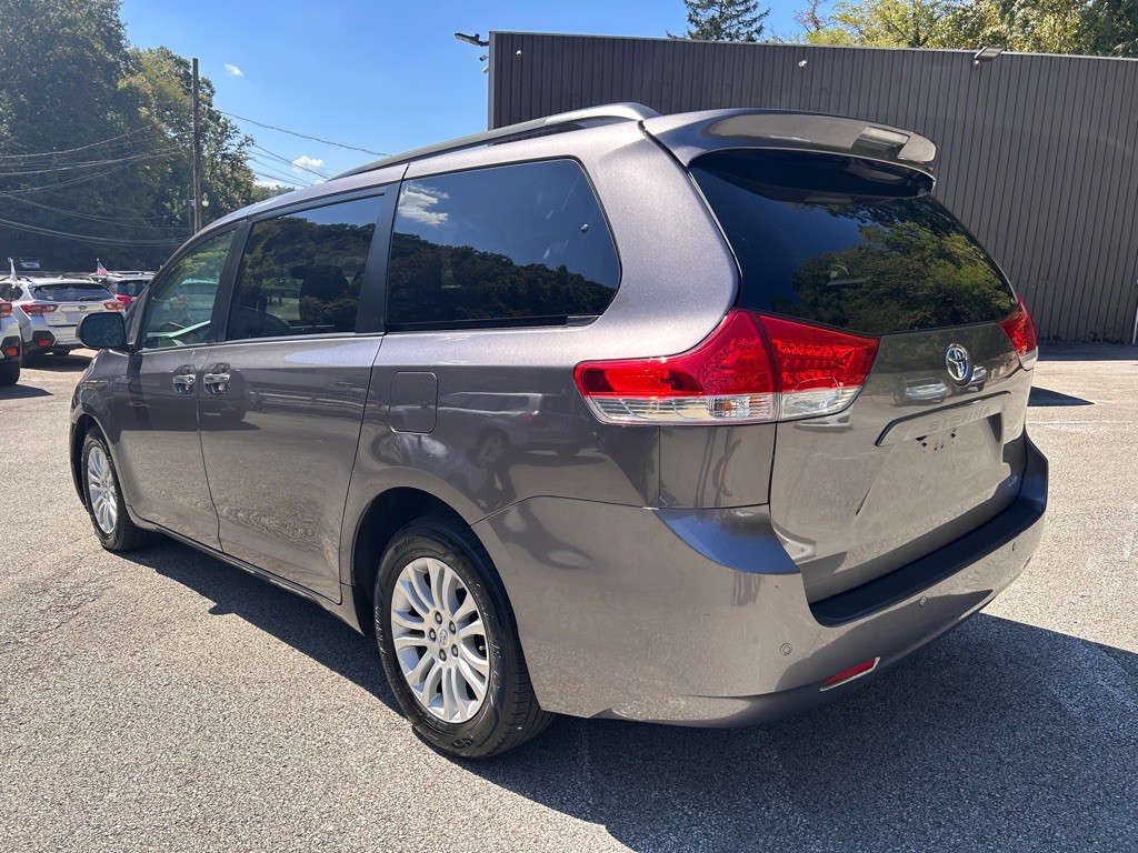 2011 Toyota Sienna Image 5