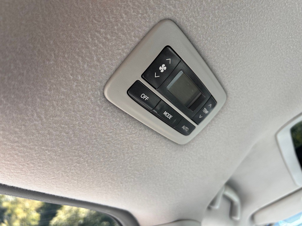 2011 Toyota Sienna Image 11