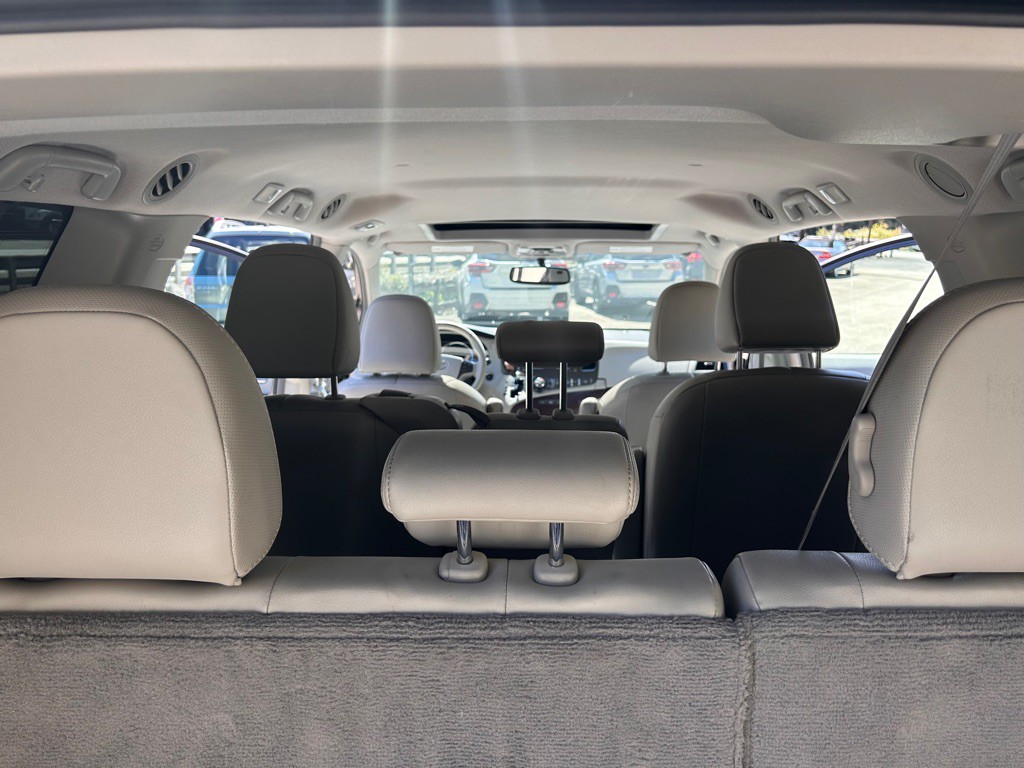2011 Toyota Sienna Image 14