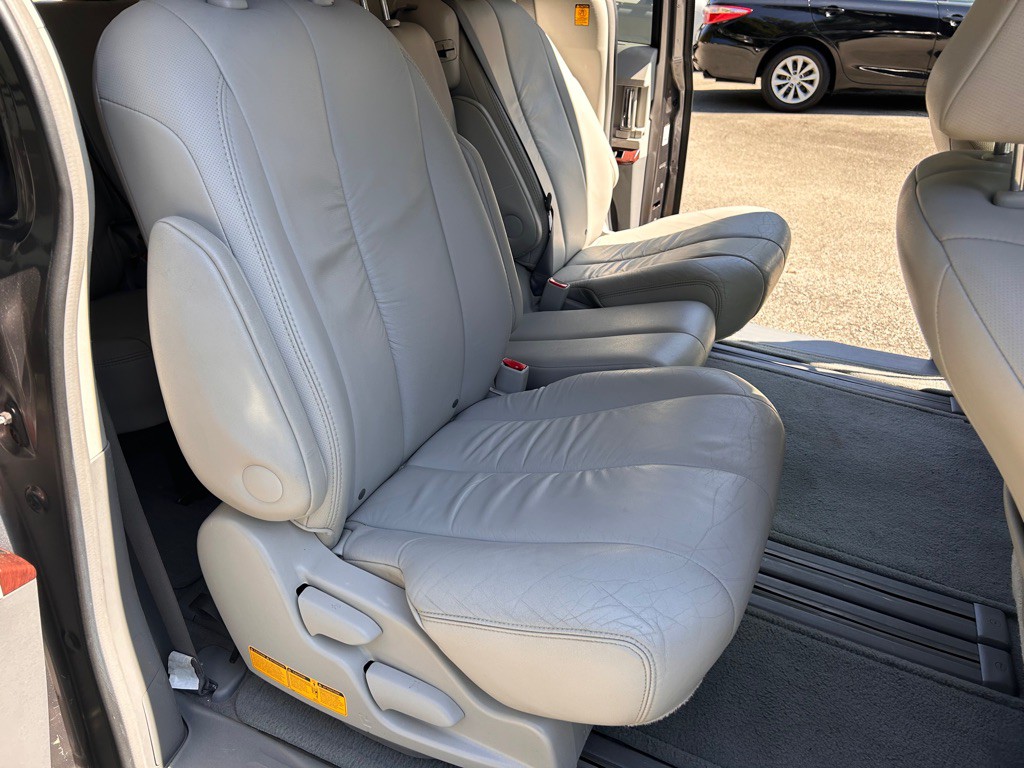 2011 Toyota Sienna Image 16