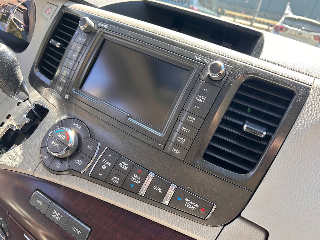 2011 Toyota Sienna Image 18