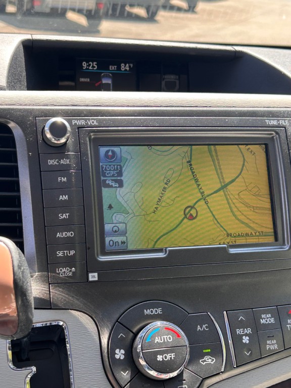 2011 Toyota Sienna Image 21