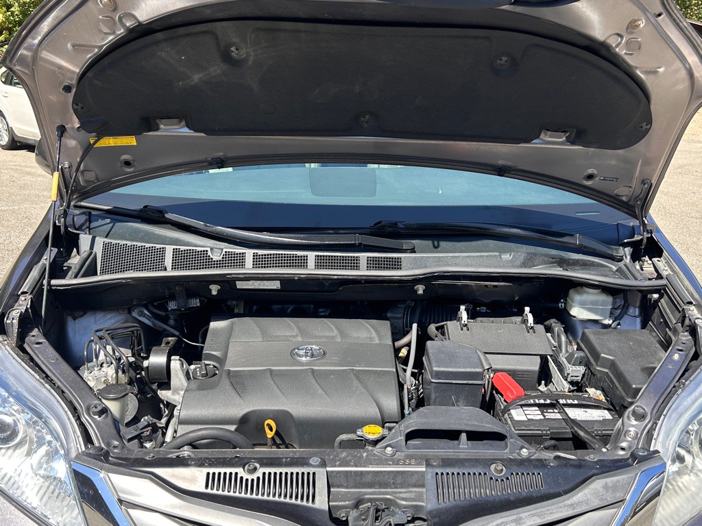 2011 Toyota Sienna Image 27