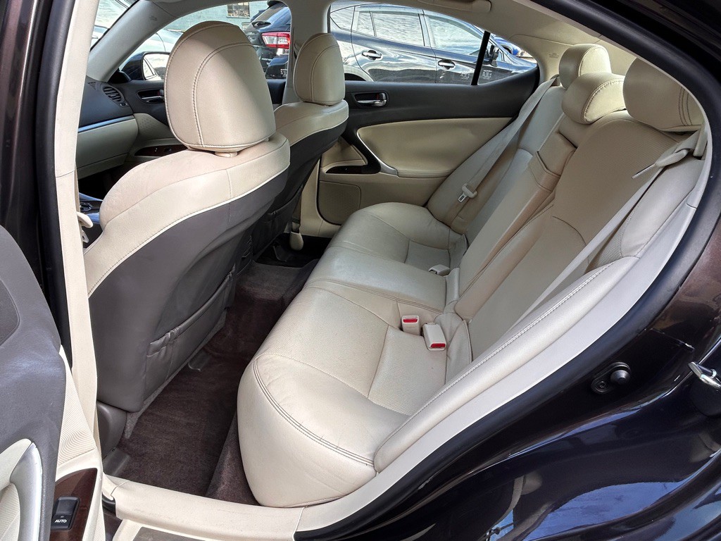 2013 Lexus IS Image 10