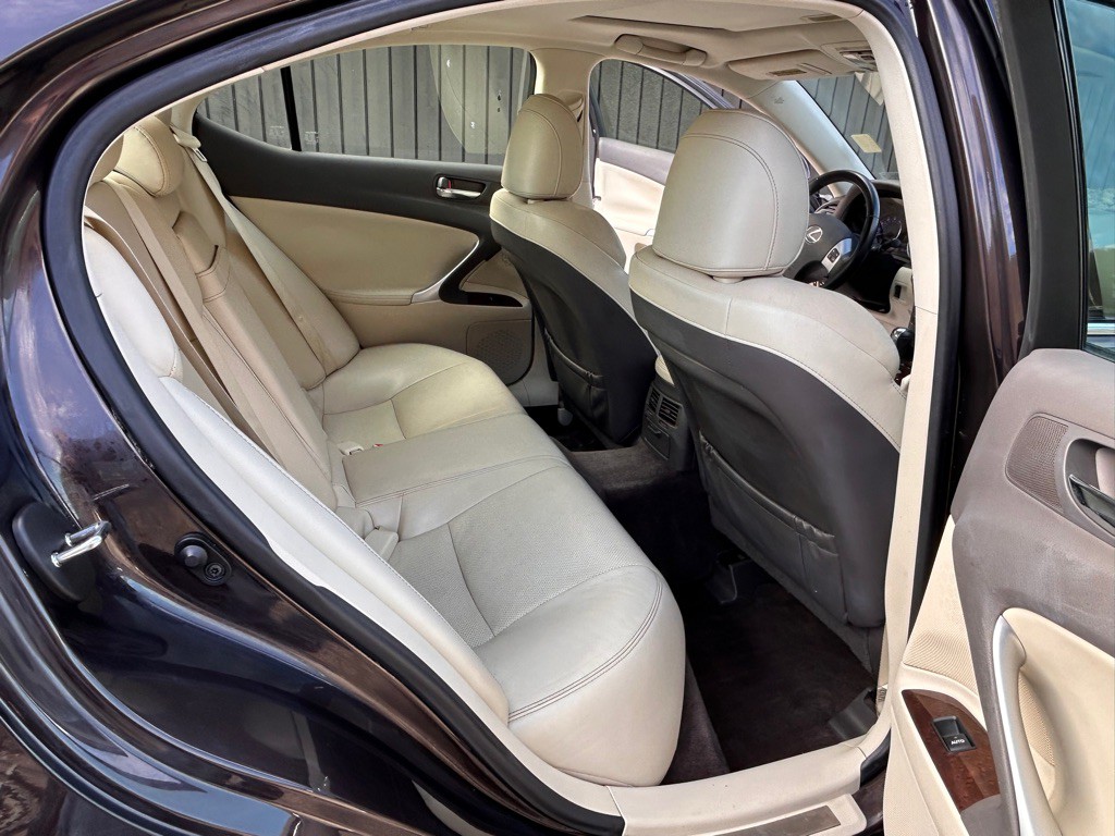 2013 Lexus IS Image 11