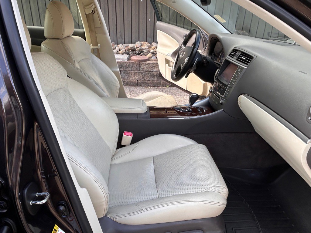 2013 Lexus IS Image 12