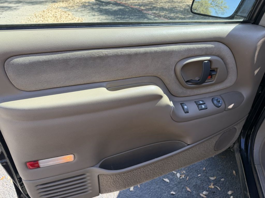 1999 Chevrolet Tahoe Image 11