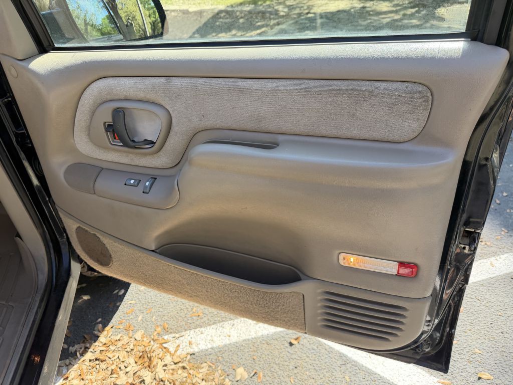 1999 Chevrolet Tahoe Image 21