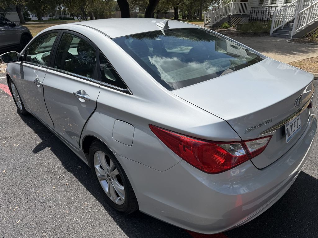 2011 Hyundai Sonata Image 3