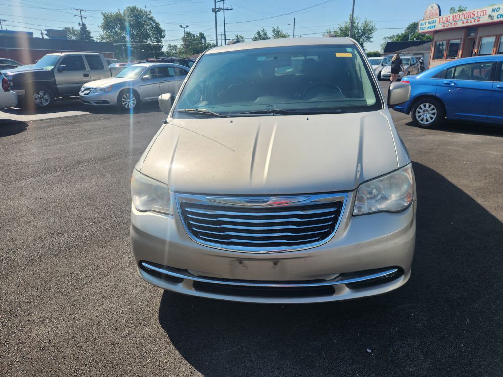 2013 Chrysler Town & Country Image 2