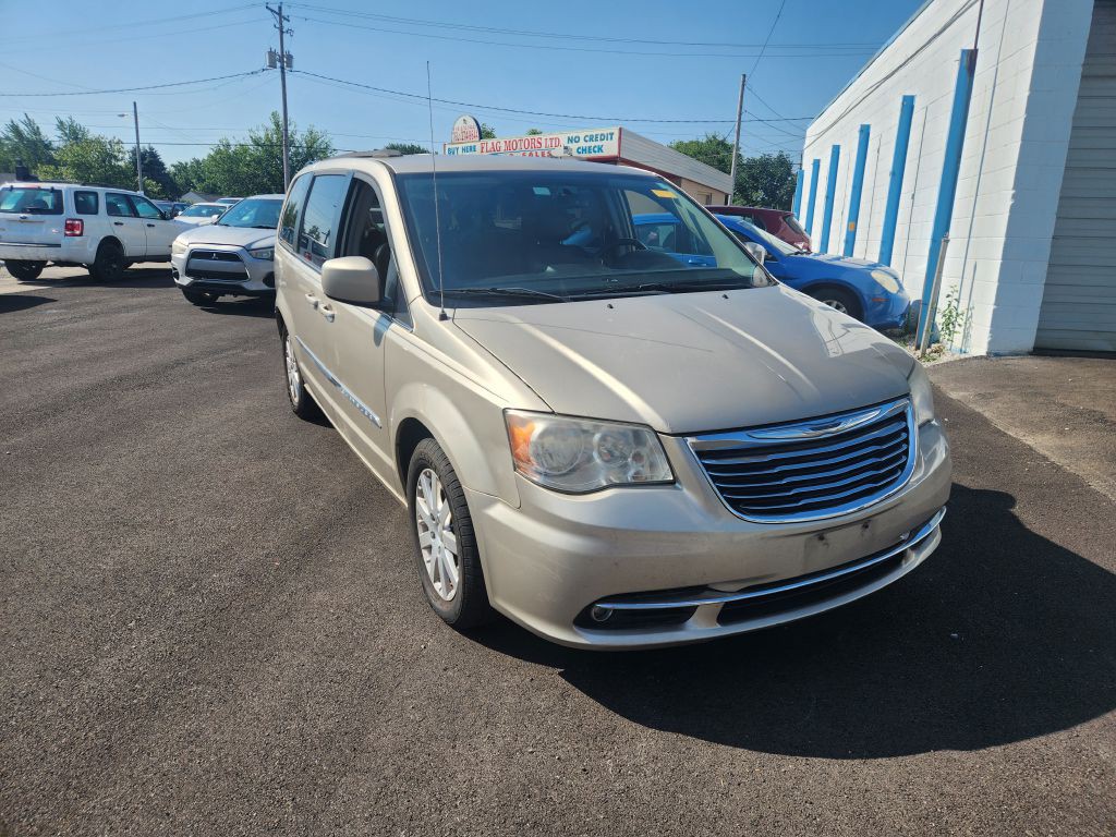 2013 Chrysler Town & Country Image 3