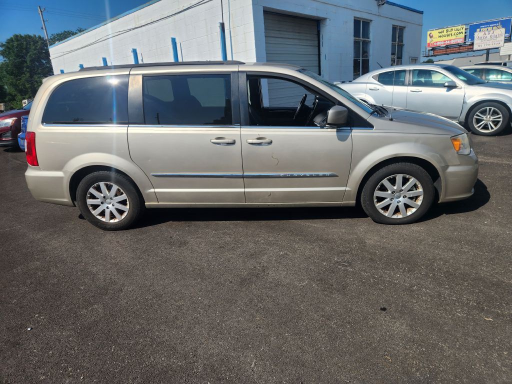 2013 Chrysler Town & Country Image 4