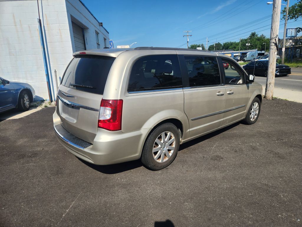 2013 Chrysler Town & Country Image 5