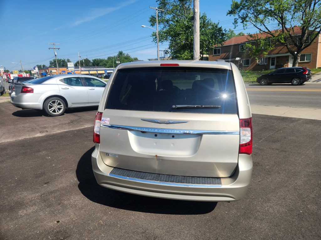 2013 Chrysler Town & Country Image 6