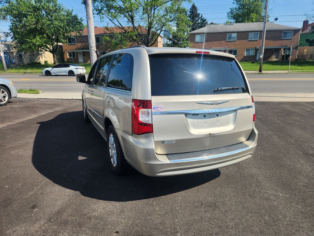 2013 Chrysler Town & Country Image 7