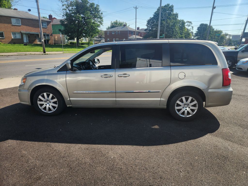 2013 Chrysler Town & Country Image 8