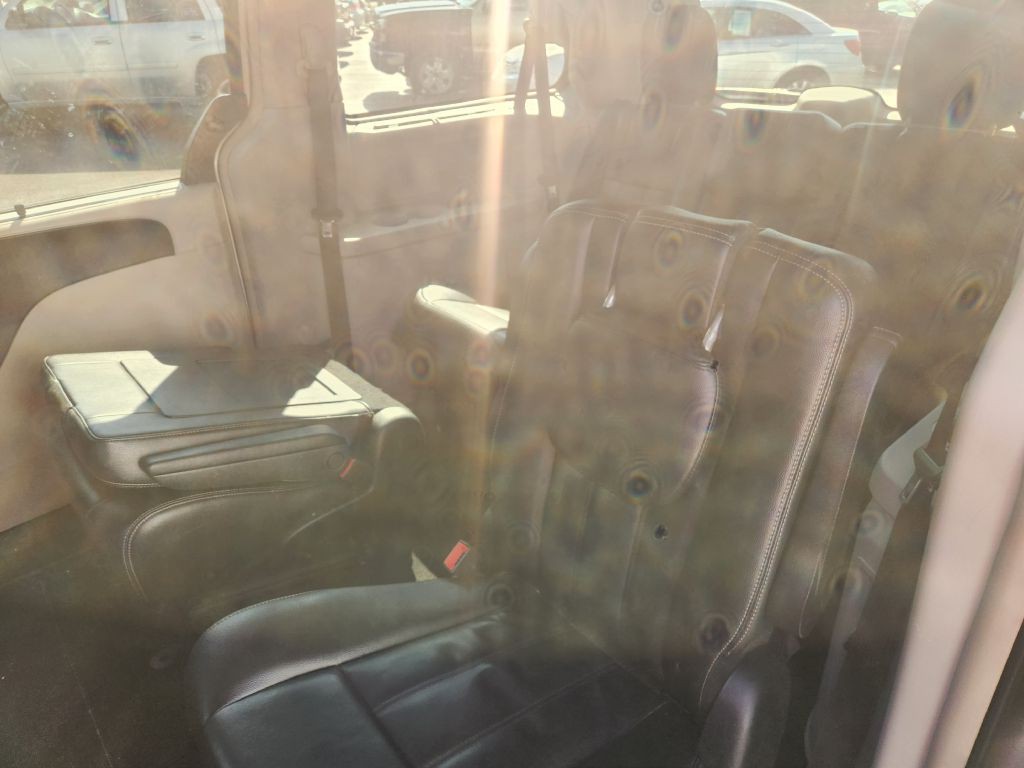 2013 Chrysler Town & Country Image 12