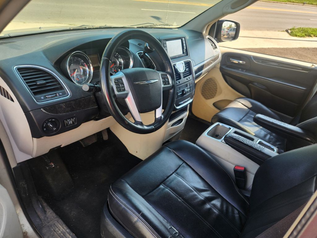 2013 Chrysler Town & Country Image 13