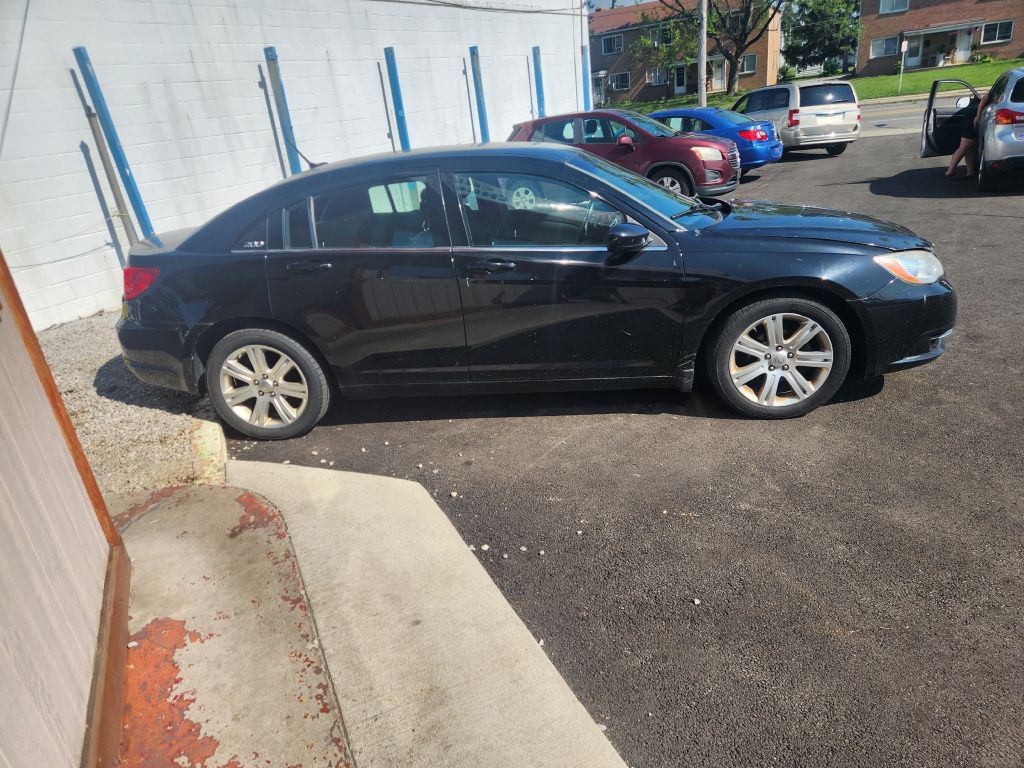 2012 Chrysler 200 Image 4