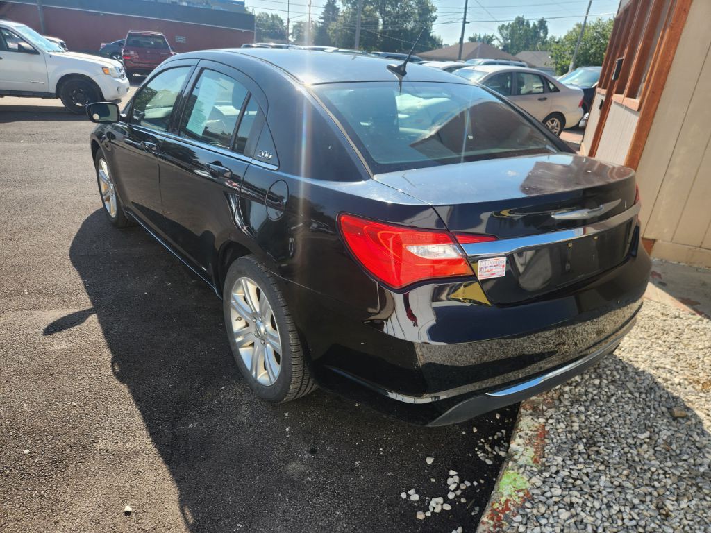 2012 Chrysler 200 Image 7