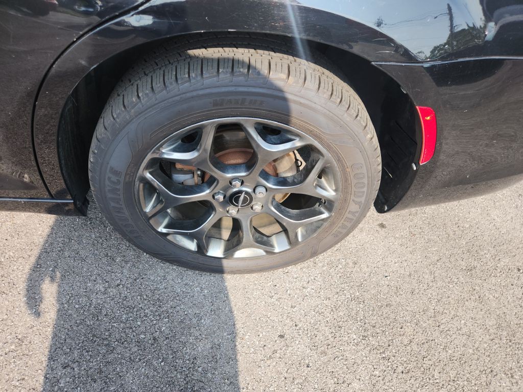 2015 Chrysler 300 Image 9
