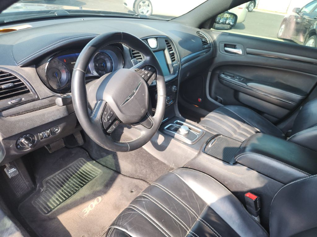 2015 Chrysler 300 Image 12