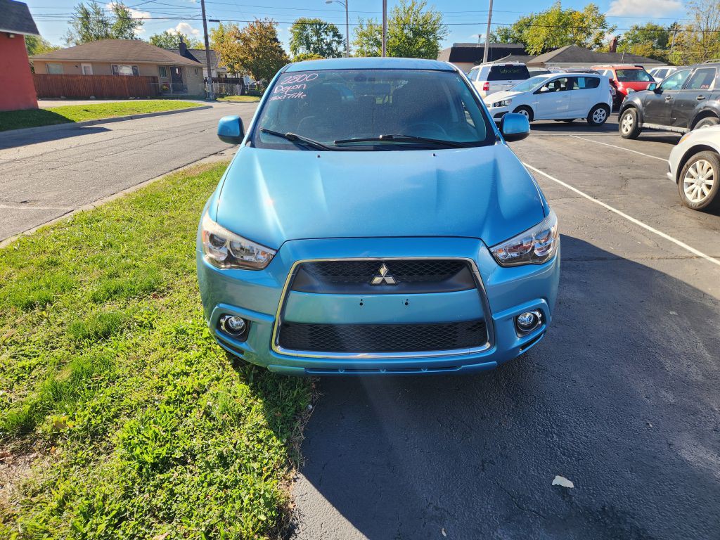 2011 Mitsubishi Outlander Image 2