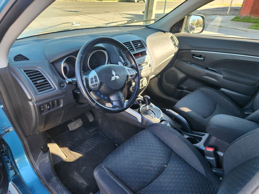 2011 Mitsubishi Outlander Image 12