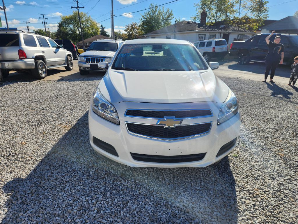 2013 Chevrolet Malibu Image 2