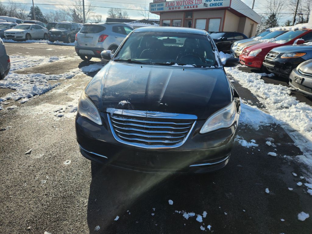 2012 Chrysler 200 Image 2